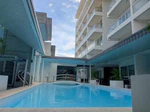 Swimming pool sa o malapit sa Chequers Suites Subic Bay