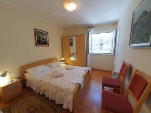 1 Schlafzimmer mit einem Bett mit einem Tisch und 2 Stühlen in der Unterkunft SANDRA A4, 80 m FROM THE BEACH in Novigrad Istria