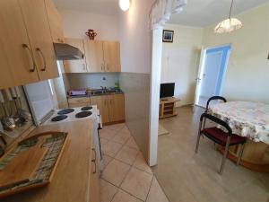 eine kleine Küche mit einem Tisch und einem Esszimmer in der Unterkunft SANDRA A4, 80 m FROM THE BEACH in Novigrad Istria