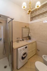 bagno con lavatrice e lavandino di Casa Melevyen in Positano a Positano