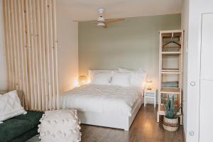 Un pat sau paturi într-o cameră la Kleine Seezeit