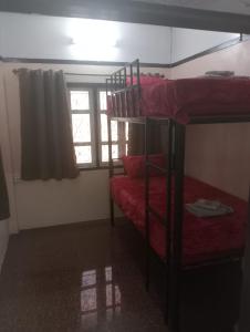 um quarto com 2 beliches e uma janela em Bolaven trail guesthouse em Pakse