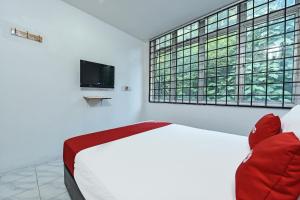 um quarto com uma cama e uma grande janela em OYO 90892 L&E Hotel em Seremban