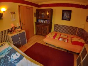 Un dormitorio pequeño con una cama y una cómoda. en Kleine Wohngelegenheit am Stadtrand von Chemnitz, en Chemnitz