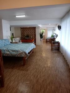 Cet appartement comprend une chambre avec deux lits et un salon. dans l'établissement Linden Beach Talikud, à Santa Cruz
