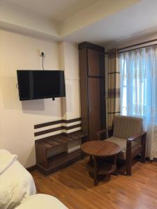 Televisyen dan/atau pusat hiburan di Hotel Everest Nepal
