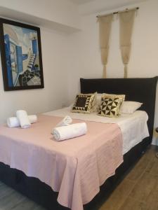 een slaapkamer met een groot bed en handdoeken bij demis Mykonian soul 2 in Platis Yialos Mykonos