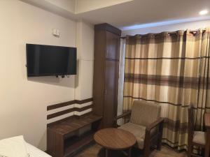 Televisyen dan/atau pusat hiburan di Hotel Everest Nepal