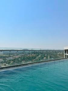 uma grande piscina com vista para a água em Lizzy's Exclusive Studio em Pretoria