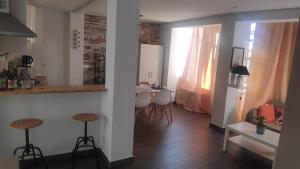 cocina y sala de estar con mesa y sillas en Anna's apartments, en Alicante