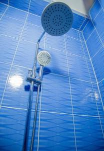 a shower in a bathroom with a blue ceiling at La Grande Suite de Tozeur in Tozeur