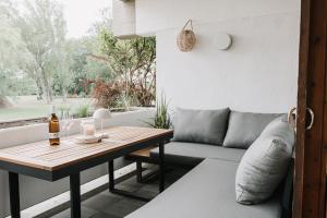 a living room with a table and a couch at Kleine Seezeit in Purbach am Neusiedlersee