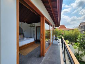 - un balcon ouvert avec une baignoire dans l'établissement villa 2 kamar di canggu kawaii villa, à Denpasar