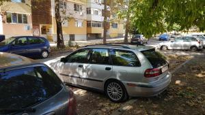 een zilveren auto geparkeerd op een parkeerplaats bij Апартамент за гости Ива in Ruse