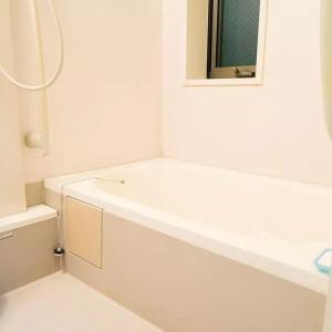 La salle de bains blanche est pourvue d'un lavabo et d'un miroir. dans l'établissement 直达-池袋-2分钟 车站徒步6分钟 3bedrooms, à Tokyo