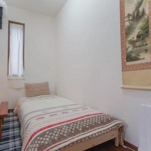 - un lit dans une chambre avec une photo sur le mur dans l'établissement 直达-池袋-2分钟 车站徒步6分钟 3bedrooms, à Tokyo