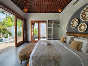une chambre avec un grand lit et un patio dans l'établissement villa 2 kamar di canggu kawaii villa, à Denpasar 53 autres photos