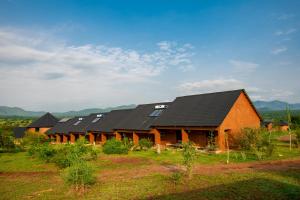 ein Haus mit Sonnenkollektoren auf dem Dach in der Unterkunft Mara Safari Lodge Kidepo 