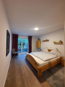 ein Schlafzimmer mit einem Bett und einem großen Fenster in der Unterkunft Dennis Apartment in Dresden