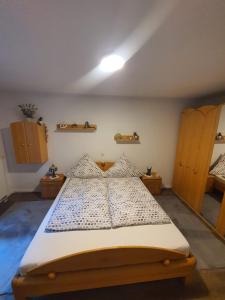 ein Schlafzimmer mit einem großen Bett in einem Zimmer in der Unterkunft Dennis Apartment in Dresden