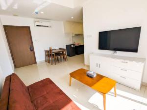 Il comprend un salon doté d'un canapé et d'une télévision à écran plat. dans l'établissement Lovina 5-03 at Harbour Bay Residence(Ferry Terminal), à Batu Ampar