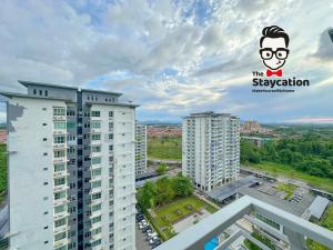Staycation Homestay 31 Skyvilla Condominium near MJC في كوتشينغ: اطلالة على المدينة من شرفة المبنى