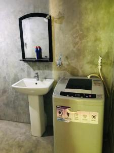 Baño pequeño con lavabo y lavabo en Green Inn Stay en Ahangama