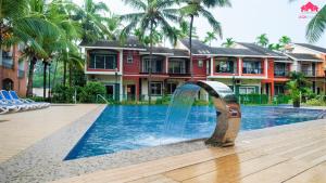 une fontaine au milieu d'une piscine dans l'établissement La Goa Villa - 4BHK, Baga, à Baga