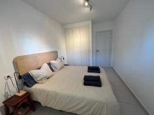1 dormitorio con 1 cama grande y 2 almohadas en APTO RESIDENCIAL EN BENICASIM, en Benicàssim