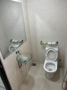 une petite salle de bain avec toilettes et lavabo dans l'établissement Red Velvet Inn Bukit Bintang, à Kuala Lumpur