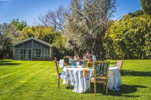- une table pour un repas à l'herbe dans l'établissement Domaine Les Mésanges, à Saint-Tropez