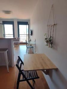 een eetkamer met een houten tafel en 2 stoelen bij Loft By Vialia in Vigo