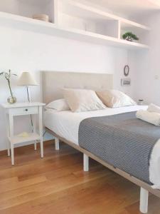 Een bed of bedden in een kamer bij Loft By Vialia
