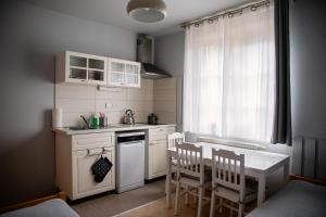 小莫拉夫卡的住宿－Ubytování U potůčku，一个带桌椅和窗户的小厨房