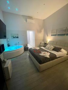 BeBaSu في نابولي: غرفة نوم مع سرير وحوض استحمام