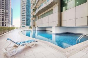 Bazén v ubytování Spacious 1BR at Marina Pinnacle Dubai Marina by Deluxe Holiday Homes nebo v jeho okolí