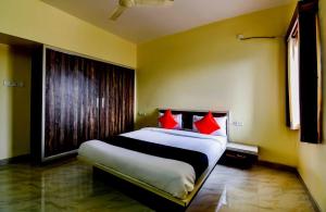 Säng eller sängar i ett rum på Collection O 64849 Dwarka Lodge