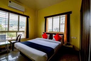 Säng eller sängar i ett rum på Collection O 64849 Dwarka Lodge