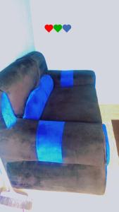 einen Kuchen in Form eines Bettes mit blauen Kissen in der Unterkunft K House in Kampala