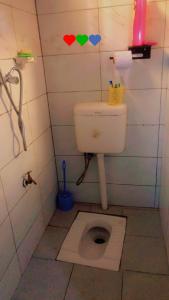 ein Bad mit einem WC mit einem Wandherz in der Unterkunft K House in Kampala