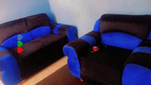 zwei blaue Sofas im Wohnzimmer in der Unterkunft K House in Kampala