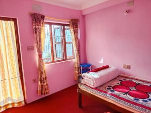 Habitación rosa con cama y ventana en Nepal Village Local Family Stay, en Bandipur