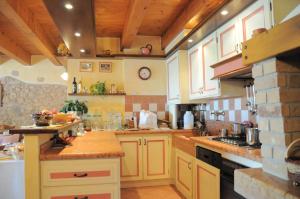 Kuchyň nebo kuchyňský kout v ubytování Agriturismo Corte dei Fiori