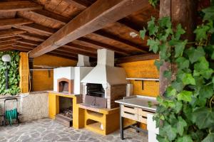 une cuisine avec un four extérieur dans une maison dans l'établissement Tuscany Tuscany Villa And Apartment with Private Pool & Tennis, à Case Malva