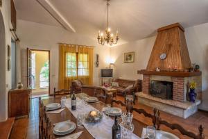 un salon avec une table et une cheminée dans l'établissement Tuscany Tuscany Villa And Apartment with Private Pool & Tennis, à Case Malva 33 autres photos
