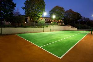 ein Tennisplatz ist nachts beleuchtet in der Unterkunft Villa Querceto With Pool e Tennis Private - Happy Rentals in Loro Ciuffenna