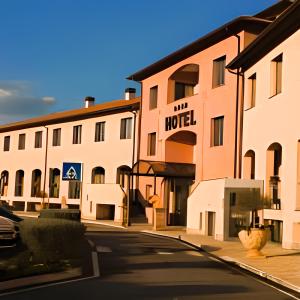 un bâtiment avec un hôtel sur le côté d'une rue dans l'établissement Hotel Il Gentiluomo, à Arezzo