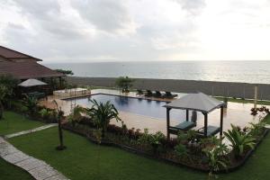 בריכת השחייה שנמצאת ב-Lombok Beach Hotel או באזור