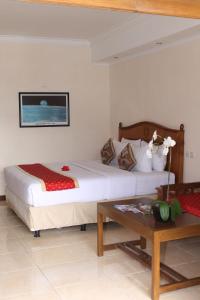 מיטה או מיטות בחדר ב-Lombok Beach Hotel