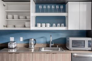 Een keuken of kitchenette bij Capitol Hill studio w rooftop deck nr colleges SEA-633